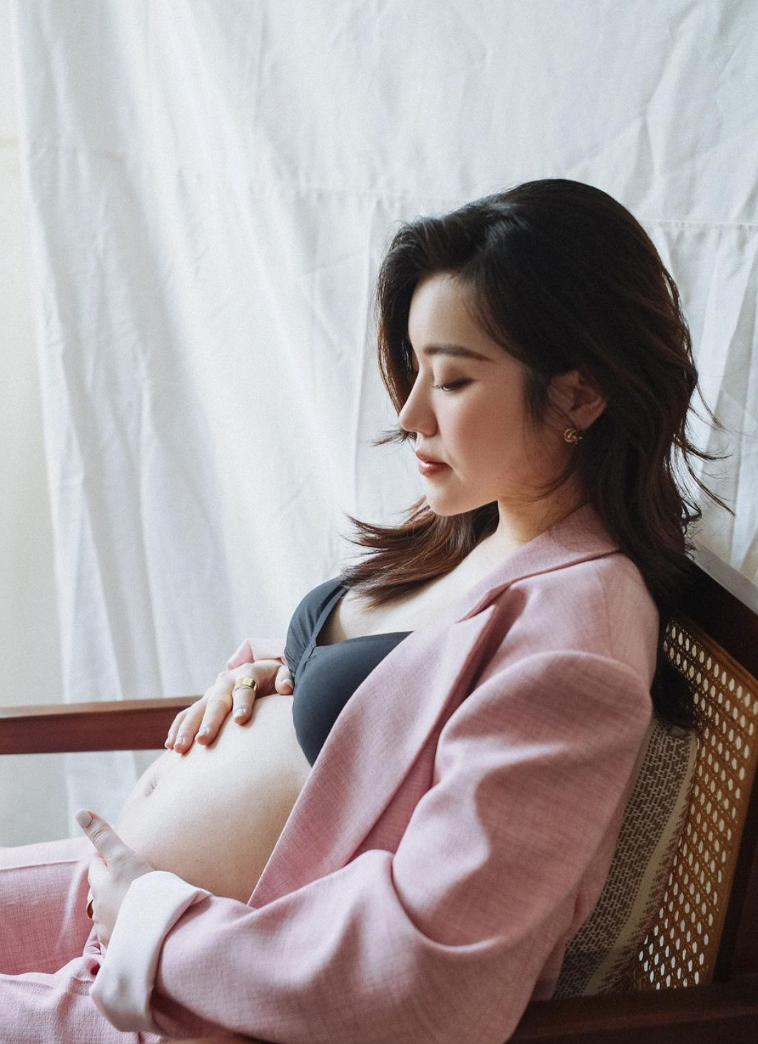 Khác hẳn với nhiều người, nhan sắc của nữ rich kid được khen ngợi hết lời bởi thân hình gọn gàng, khoẻ khoắn dù bầu đã khá to.