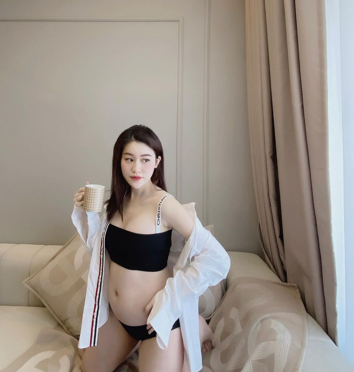 Từ đó đến nay, cả hai vẫn không ngừng khiến cõi mạng xuýt xoa ghen tị với cuộc sống hạnh phúc, sang chảnh ngập tràn đồ hiệu và những chuyến nghỉ dưỡng.