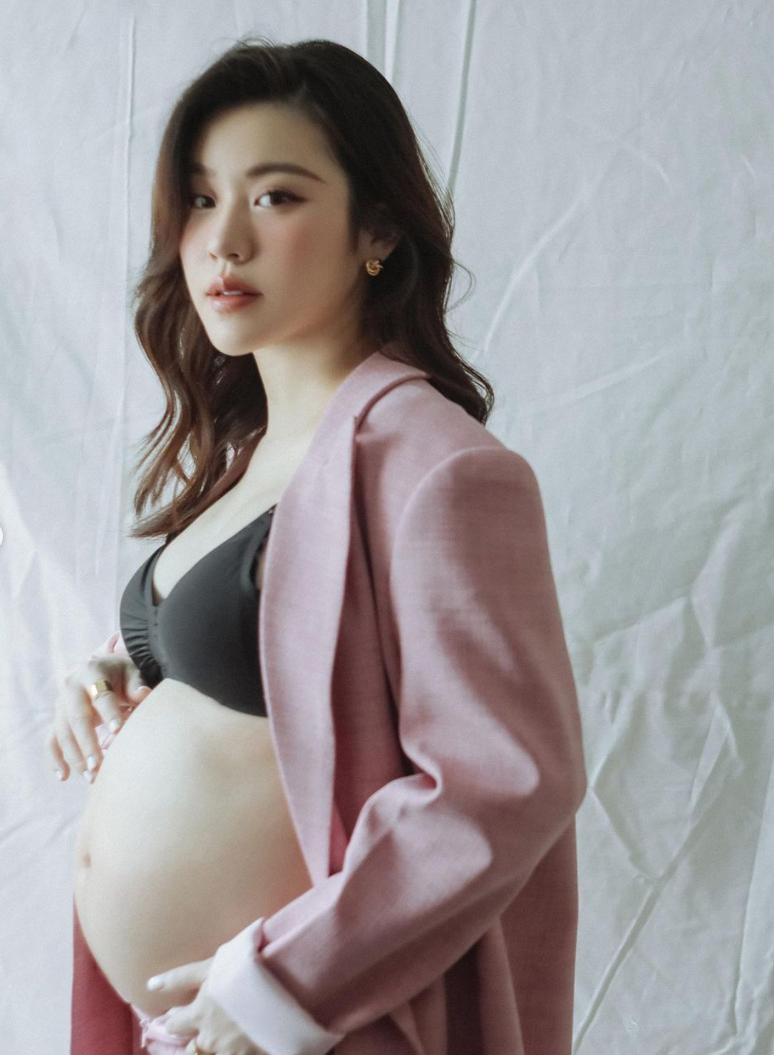 Trông khí chất và thần thái sang chảnh của cô nàng rich kid thứ thiệt cũng không hề giảm sút chút nào so với thời con gái trước kia.