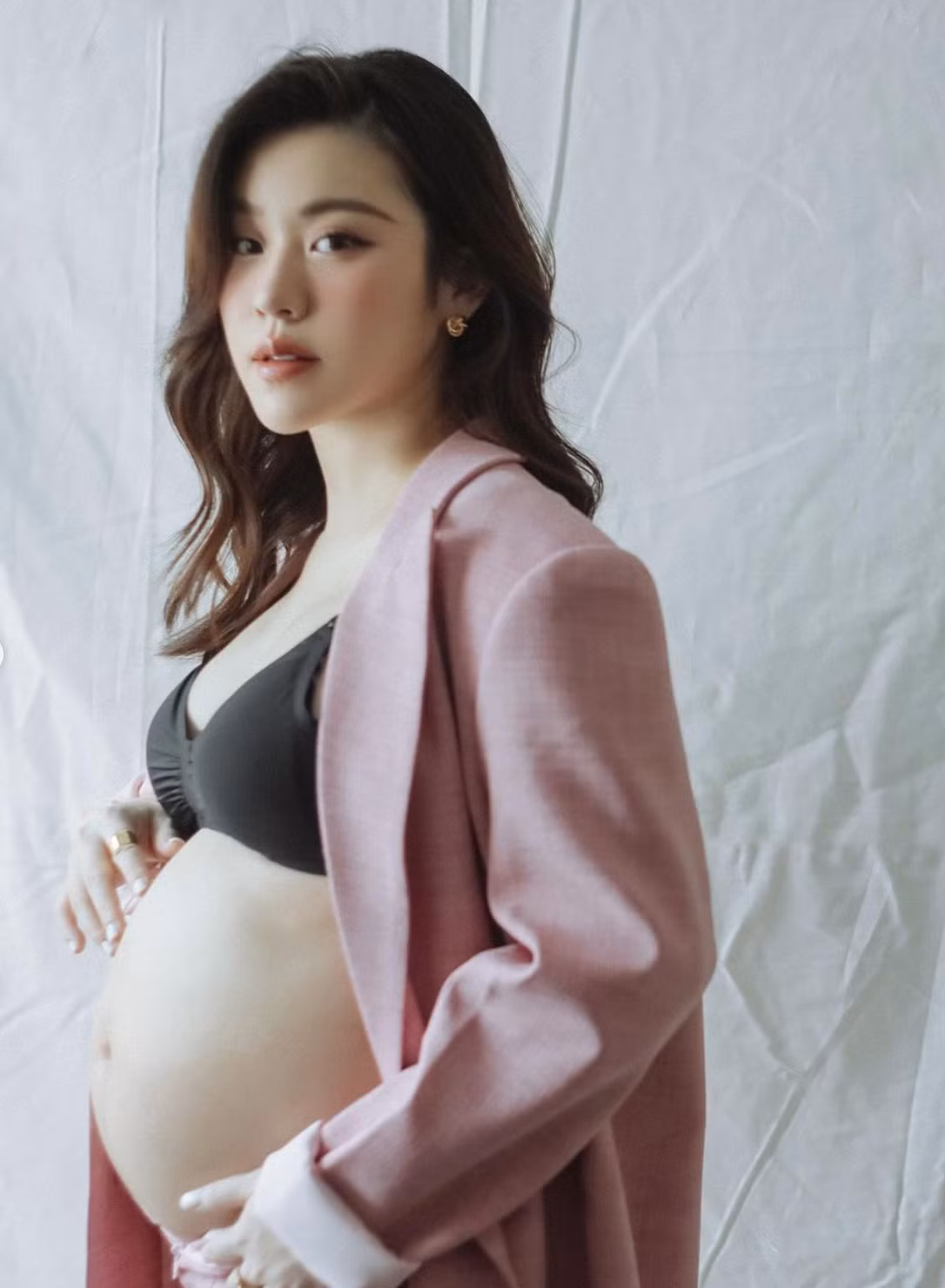 Trông khí chất và thần thái sang chảnh của cô nàng rich kid thứ thiệt cũng không hề giảm sút chút nào so với thời con gái trước kia.