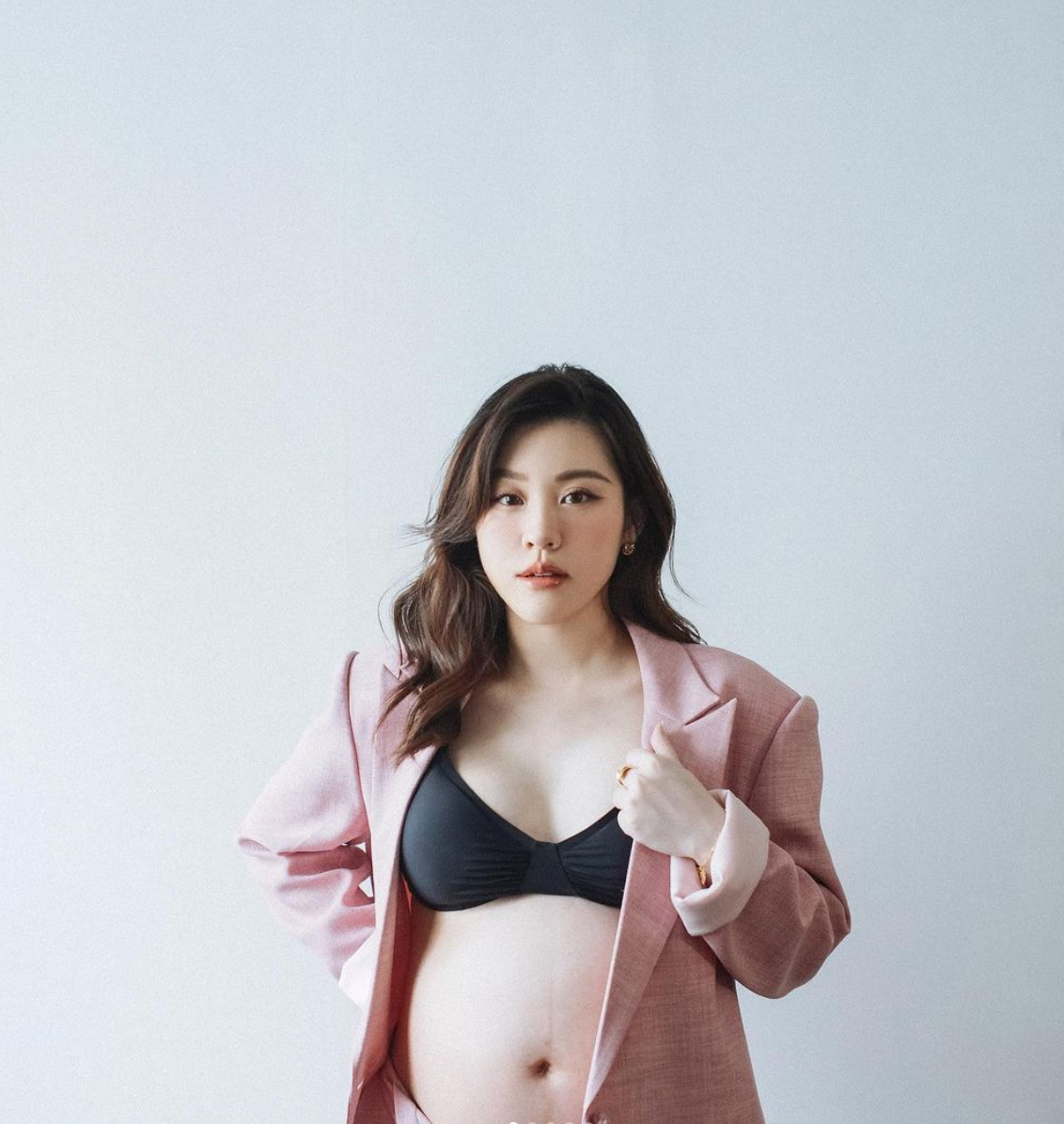 Thời gian qua, Trinh Hoàng liên tiếp gây mê netizen khi chia sẻ loạt khoảnh khắc khoe vóc dáng khi mang thai.