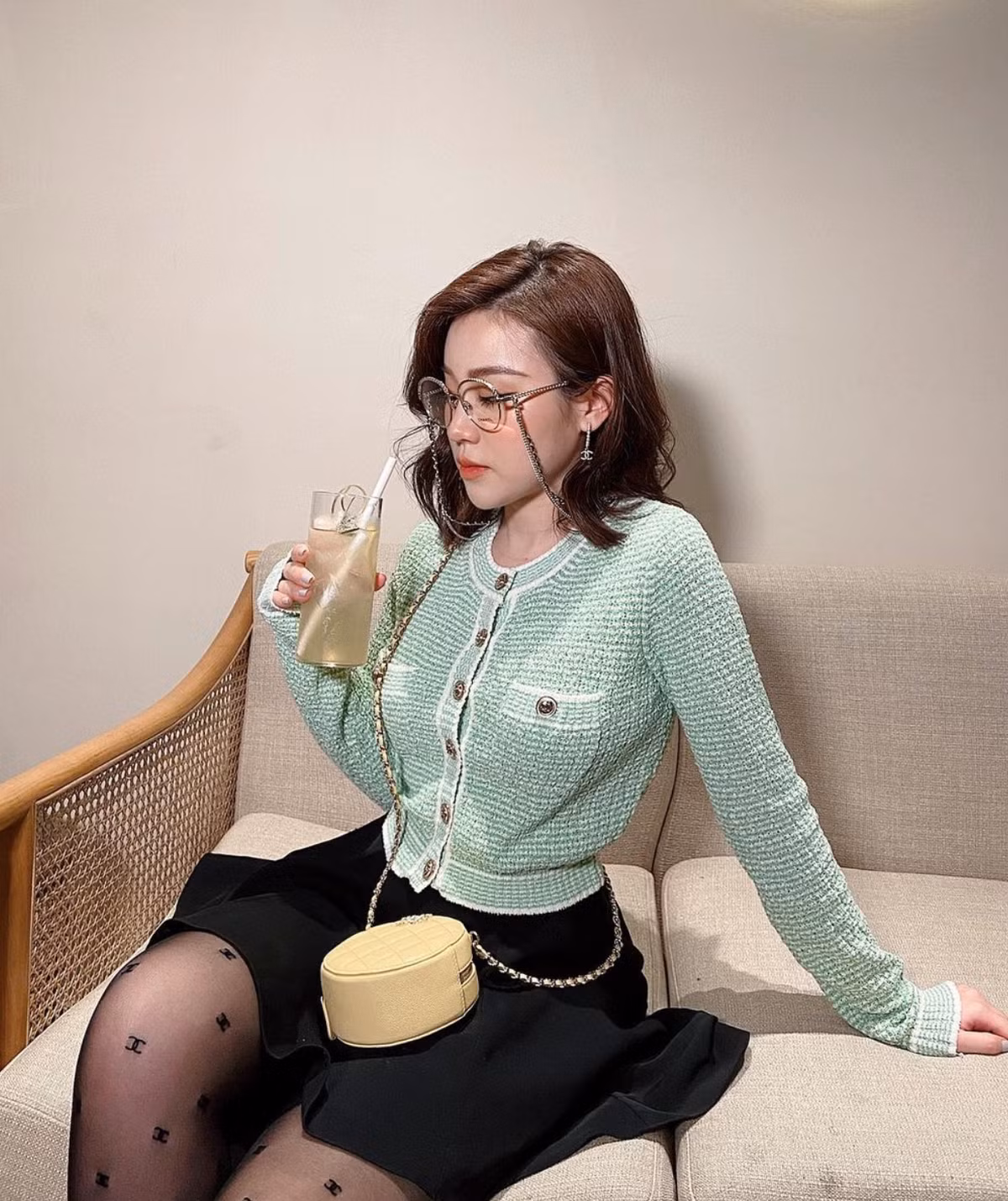 Cô nàng sinh năm 1993 sở hữu thần thái sang chảnh, vẻ đẹp hiện đại và lôi cuốn bởi làn da trắng hồng nhẹ nhàng.