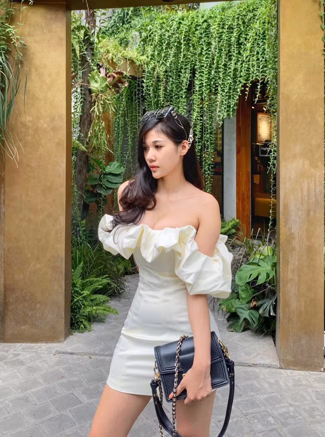 Được biết, Giang Hà từng lọt vào top 15 cuộc thi "Hoa hôi Sinh viên Hà Nội" khi còn là sinh viên.