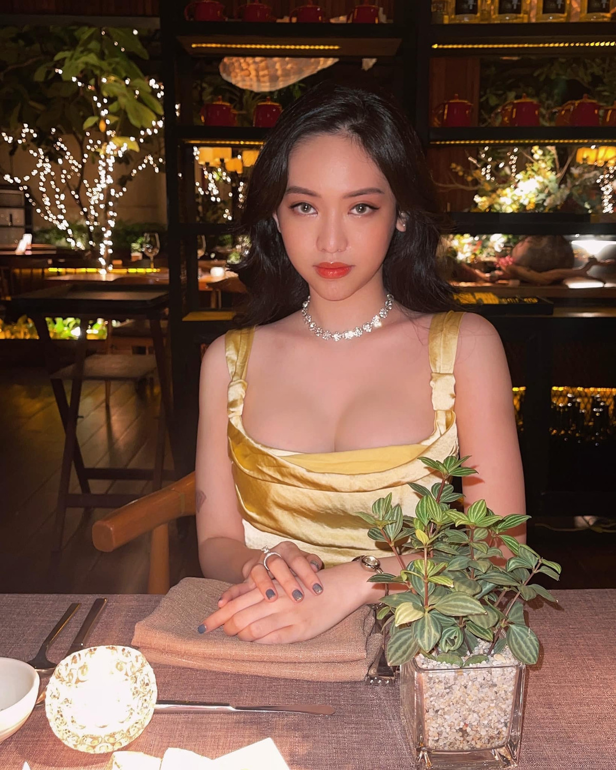 Từ một cô gái sở hữu gương mặt ngây thơ và thân hình gầy gò, Thúy Vi lột xác thành một hot girl với vòng một nóng bỏng, gương mặt thon gọn, sống mũi thẳng, mí mắt sắc nét.