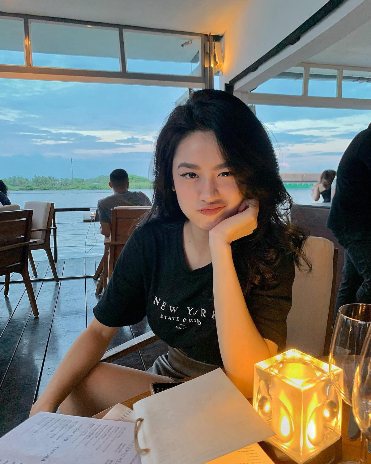 Giữa lúc đôi trẻ liên tục lộ hint yêu đương nồng thắm, hay Huyme đưa cả Hàn Hằng về ra mắt gia đình thì "hot girl tạp hóa" lại lỡ tay làm lộ hành động nhạy cảm của Trang Lou - Tùng Sơn gây nên drama, cũng từ đó mà cô nàng mất tích cả mấy năm qua. Ảnh: Tổng hợp