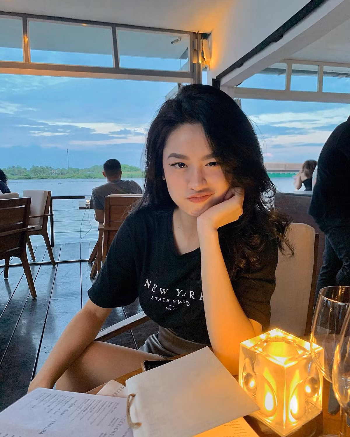 Giữa lúc đôi trẻ liên tục lộ hint yêu đương nồng thắm, hay Huyme đưa cả Hàn Hằng về ra mắt gia đình thì "hot girl tạp hóa" lại lỡ tay làm lộ hành động nhạy cảm của Trang Lou - Tùng Sơn gây nên drama, cũng từ đó mà cô nàng mất tích cả mấy năm qua. Ảnh: Tổng hợp