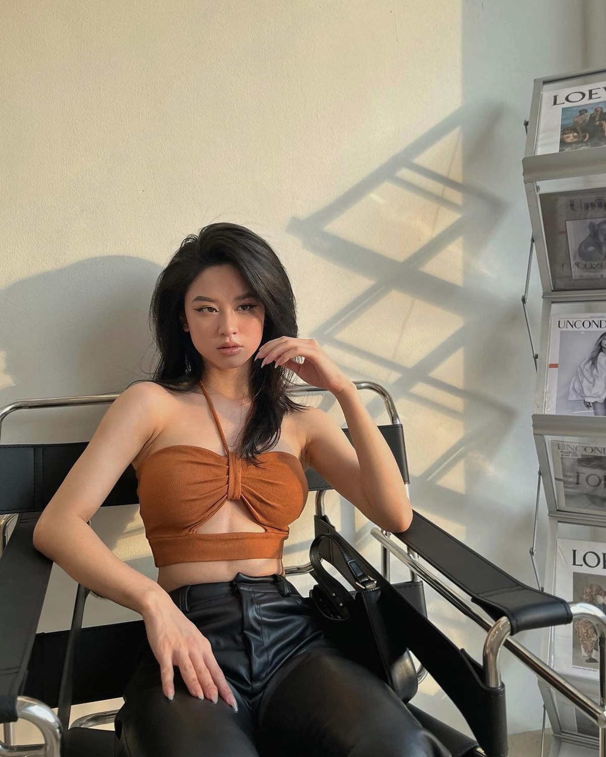 Từng phủ sóng rộng rãi những năm 2019 - 2020, Hàn Hằng gây chú ý bởi vẻ ngoài ngọt ngào, nụ cười sáng cùng thân hình bốc lửa.