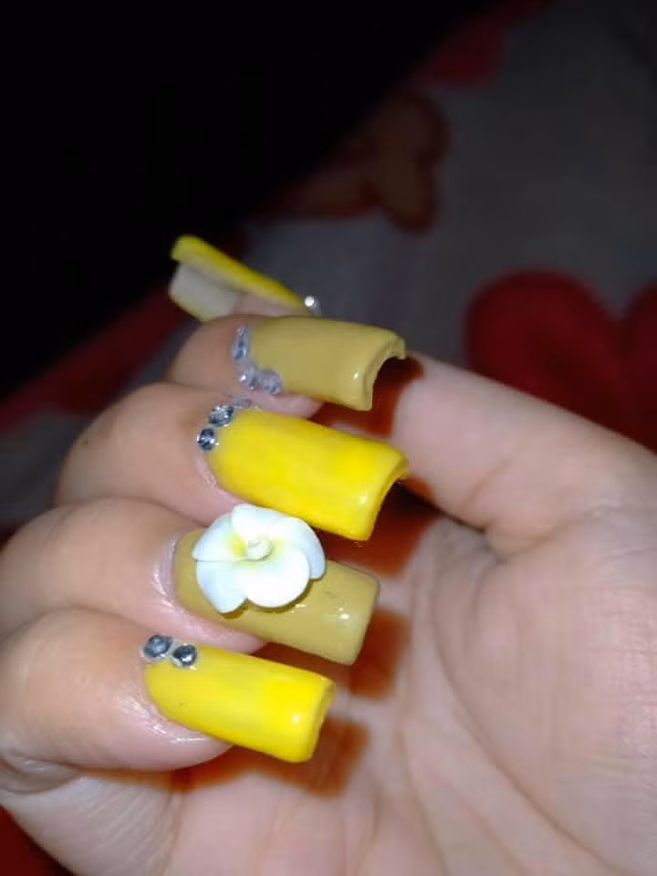 Ngoài tất bật với công việc dọn nhà, các chị em phụ nữ tất nhiên sẽ không thể bỏ qua việc làm nail đón Tết, chưng diện để du Xuân.