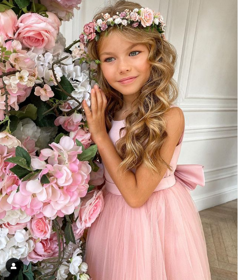 Alina đã được trao danh hiệu "cô bé xinh đẹp nhất thế giới" sau khi trở thành người mẫu trẻ nhất xuất hiện trên tạp chí Vogue Pháp. Ảnh: Tổng hợp