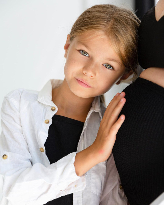 "Cô bé đẹp nhất thế giới" vẫn đang miệt mài với sự nghiệp người mẫu của mình khi chăm chỉ xuất hiện trong các chiến dịch quảng bá.