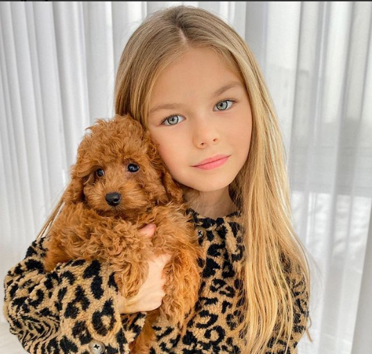 Sự thành công của Alina không chỉ đến từ vẻ ngoài nổi bật mà còn đến từ sự nỗ lực, chăm chỉ không ngừng của cô bé.