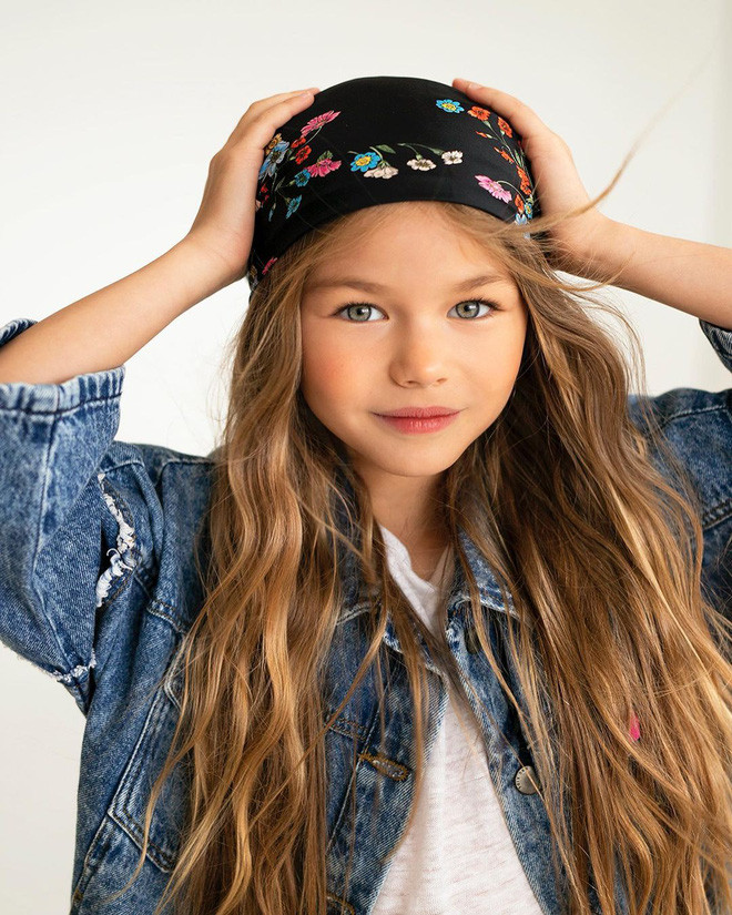 Trang Instagram của Alina thường xuyên chia sẻ hình ảnh từ các buổi chụp hình và tạp chí.