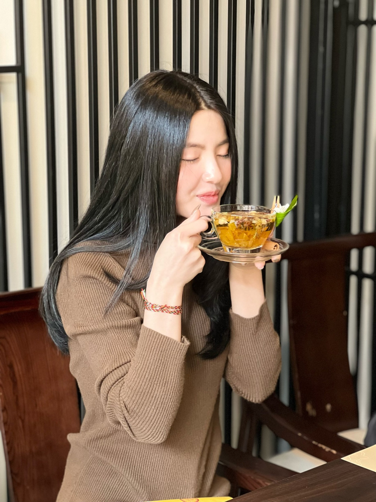 Nguồn cơn bắt đầu từ bức ảnh do em họ Chu Thanh Huyền chia sẻ trên story. Trong ảnh, Quang Hải được cho đang ngồi ăn uống cùng các thành viên gia đình bạn gái tin đồn.