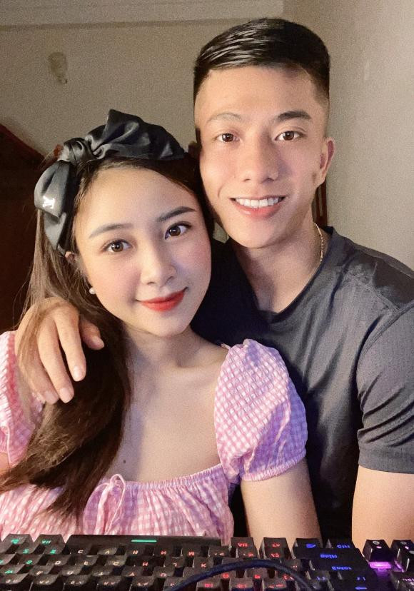 Cách đây vài tháng, Phan Văn Đức thông báo vợ đang mang bầu lần 2 là một bé trai.