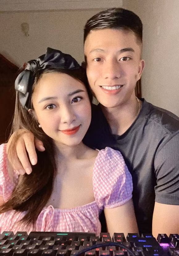 Cách đây vài tháng, Phan Văn Đức thông báo vợ đang mang bầu lần 2 là một bé trai.