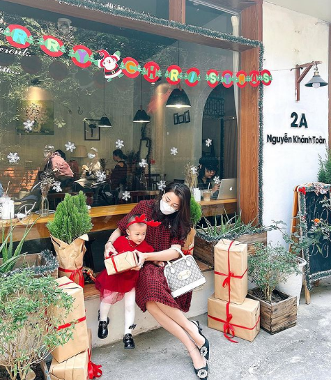 Võ Nhật Linh từng nổi tiếng là "cô giáo hot girl" nhờ bức ảnh trong đợt thực tập tại trường mầm non huyện Diễn Châu.