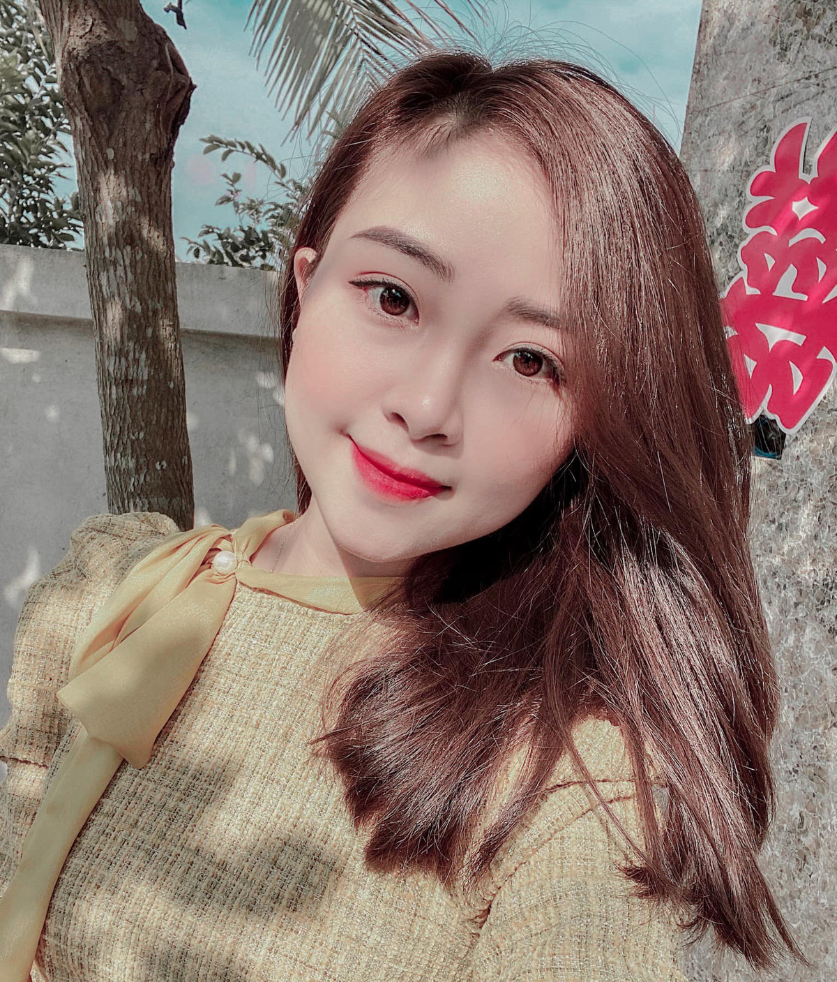 Nhật Linh từ sau khi làm vợ và làm mẹ trở nên kín đáo và sâu sắc hơn. Trên mạng xã hội, cô nàng chủ yếu chia sẻ những hình ảnh liên quan đến chồng con. Ảnh: Tổng hợp