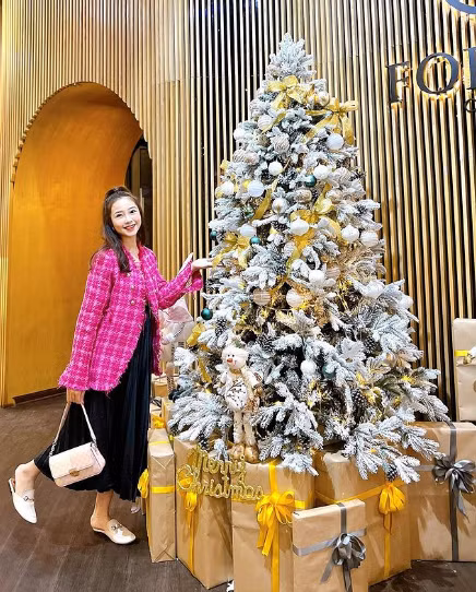 Cuộc sống viên mãn đủ đầy cùng vợ đẹp con ngoan của Văn Đức quả thực khiến nhiều người yêu mến anh lại càng thêm ngưỡng mộ.