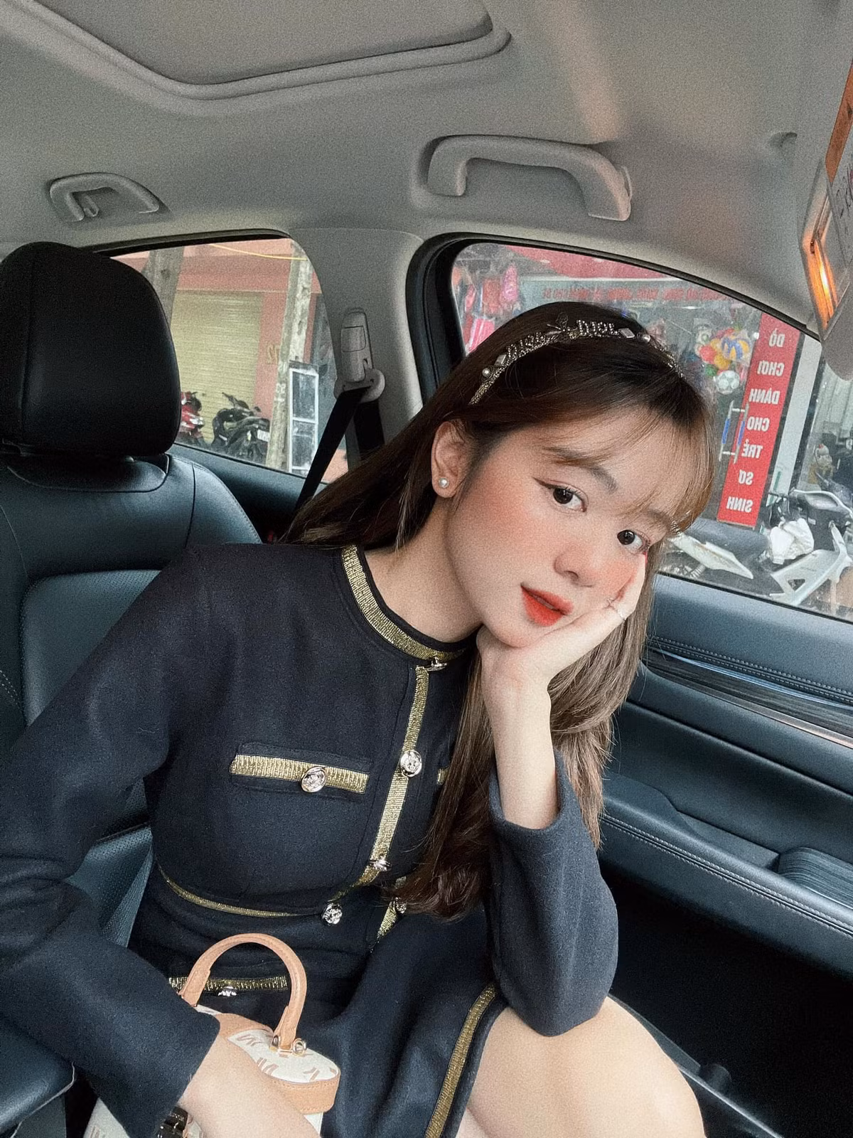 Với nụ cười xinh xắn, gương mặt thanh tú không góc chết, cô nàng còn dành thời gian để làm người mẫu ảnh của nhiều shop thời trang, nhãn hàng sau khi kết thúc những giờ học tập trên giảng đường. Ảnh: Tổng hợp