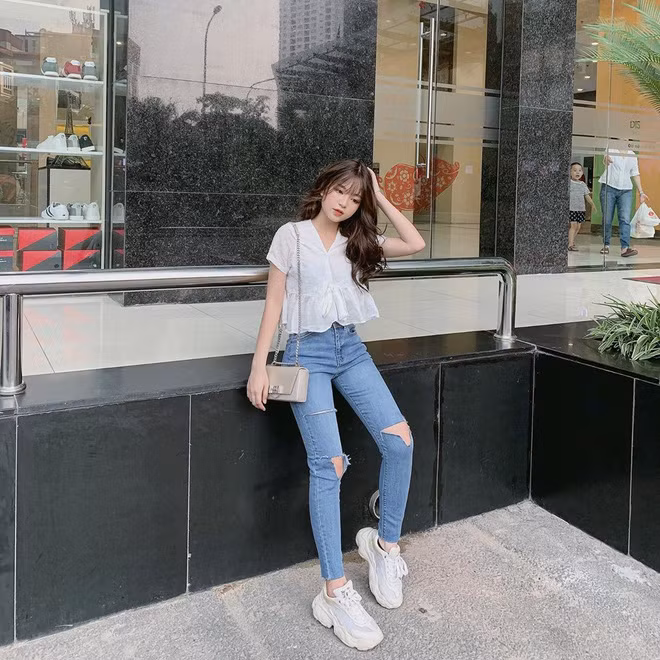 Một điều thú vị là tuy là mẫu ảnh được yêu thích nhưng thực tế Thủy chỉ cao vỏn vẹn 1m52 thôi. Bí quyết "hack" chiều cao của cô nàng thì cũng như bao người, đó là biết mix-match trang phục một chút.