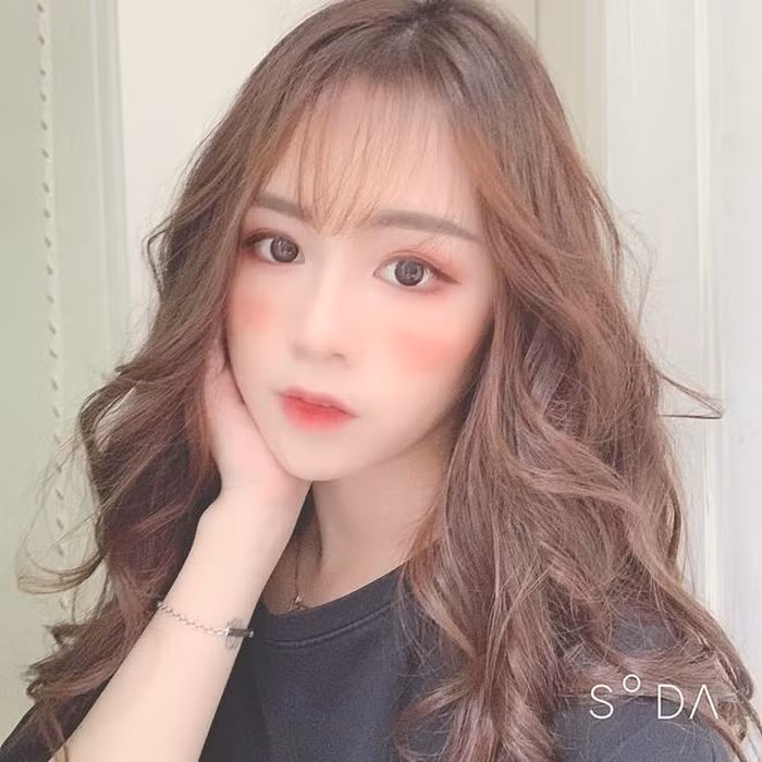 Ai nấy đều phải xuýt xoa về ngoại hình hot girl 9x vừa xinh, vừa duyên, vừa có gu, nhìn cứ như búp bê vậy.