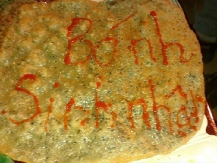 Cũng là bánh như nhau thôi, thêm chữ sinh nhật vào thì đã thành bánh sinh nhật rồi. Ảnh: Tổng hợp