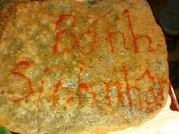 Cũng là bánh như nhau thôi, thêm chữ sinh nhật vào thì đã thành bánh sinh nhật rồi. Ảnh: Tổng hợp