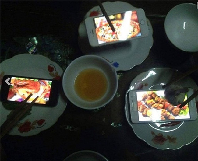 Để có được bữa cơm ngày cuối tháng vừa ngon lại không tốn kém, hội sinh viên đã sáng tạo ra những mâm cơm "tiệc tùng sang chảnh" để an ủi phần nào ngày tháng cạn ví.