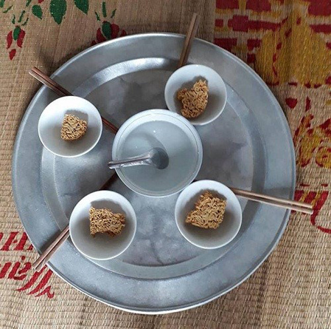 Bữa ăn chia sẻ nhau của sinh viên cuối tháng toàn mì gói và nước.