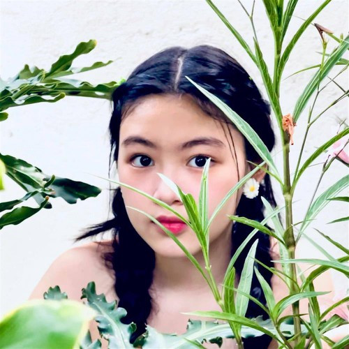 Theo chia sẻ từ MC Quyền Linh, dù đã lớn nhưng cả Lọ Lem và cô em Hạt Dẻ đều rất thân thiết với bố.