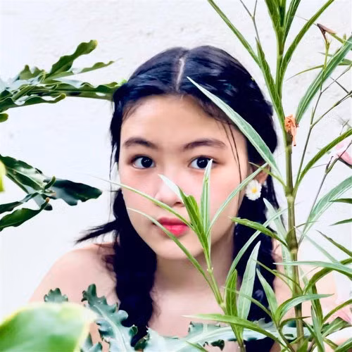 Theo chia sẻ từ MC Quyền Linh, dù đã lớn nhưng cả Lọ Lem và cô em Hạt Dẻ đều rất thân thiết với bố.