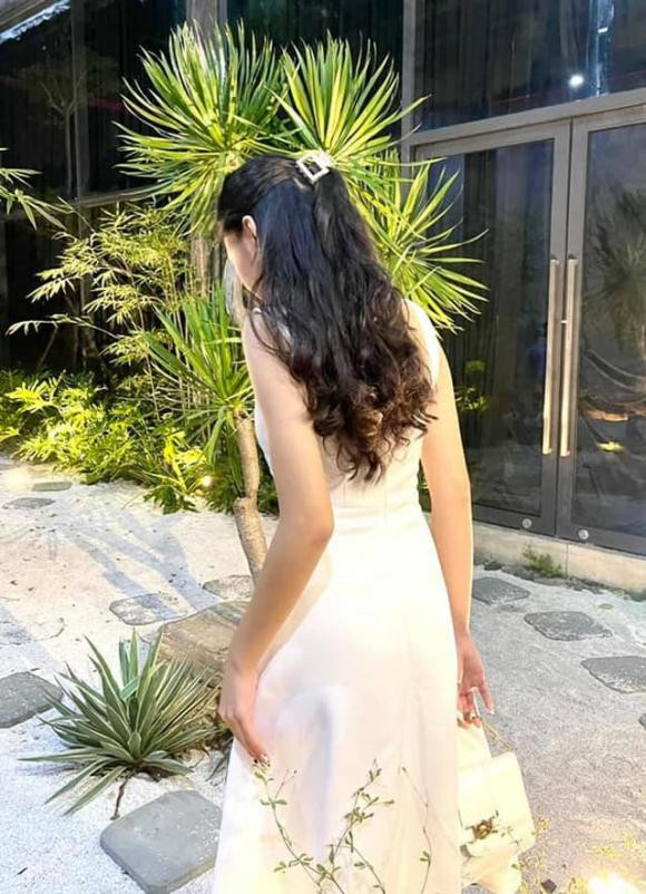 Những khoảnh khắc Lọ Lem cười rạng rỡ, mặt mộc tự nhiên nhưng không hề bị lu mờ mà vẫn nổi bật khiến cư dân mạng vô cùng phấn khích.