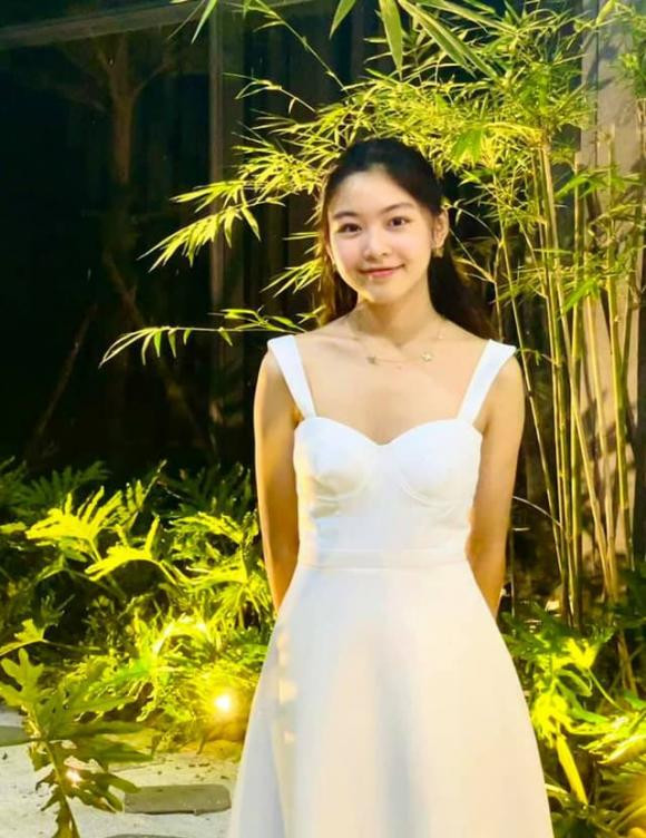 Bé Lọ Lem được công chúng khen ngợi là sở hữu vẻ ngoài xinh đẹp cùng vóc dáng chuẩn. Cũng vì lẽ đó mà mỗi lần có bất kì hoạt động nào, cô bé lại trở thành tâm điểm quan tâm trên mạng xã hội.