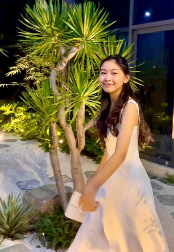 Cô bé sinh năm 2005 lập tức được ví như "hoa hậu" với gương mặt khả ái, vẻ đẹp mộc mạc đủ níu giữ ánh mắt người xem.