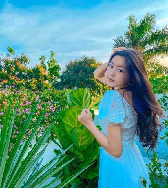 Nói về dàn gái xinh Gen Z, chắc chắn không thể bỏ qua Lọ Lem (tên thật là Mai Thảo Linh, sinh năm 2006) - con gái đầu của MC Quyền Linh.