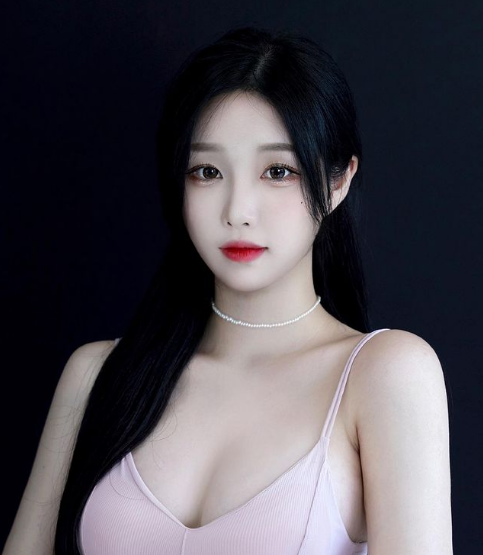 Hiện, cô được biết đến với trò của một người mẫu ảnh. Đồng thời cô cũng bắt đầu xây dựng kênh Youtube để chia sẻ những nội dung về cuộc sống đời thường, tip làm đẹp… cùng fans hâm mộ.