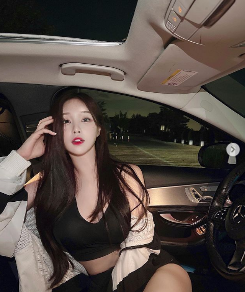 Trên trang cá nhân, cô thường xuyên có những hình ảnh check-in ở nhiều địa điểm sang chảnh.