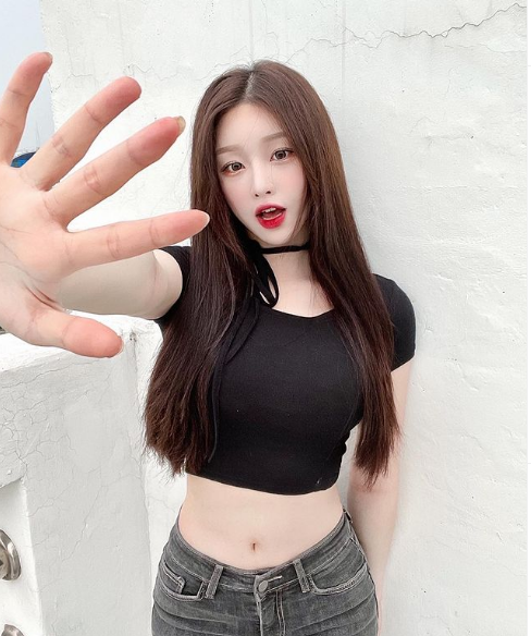 Han Kyung (sinh năm 1998, Hàn Quốc) là hot girl nhận được gần 1 triệu lượt theo dõi trên hai nền tảng mạng xã hội Instagram và Facebook.