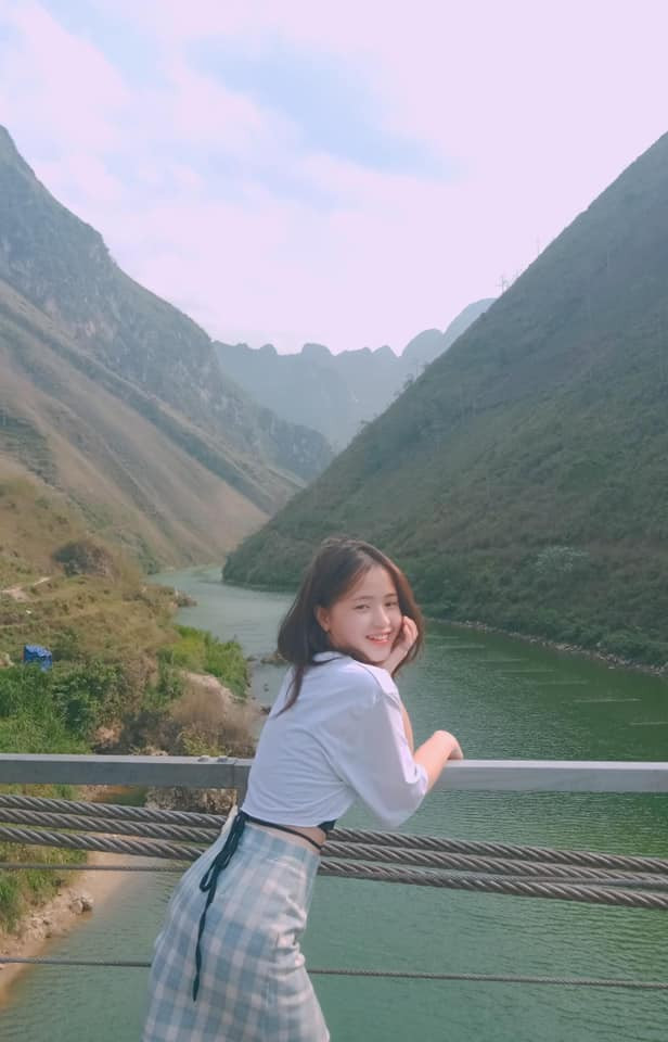 Vàng Sinh gây ấn tượng bởi vẻ ngoài xinh xắn, mộc mạc dù ở thời điểm 3 năm trước hay ở hiện tại. Ảnh: Tổng hợp