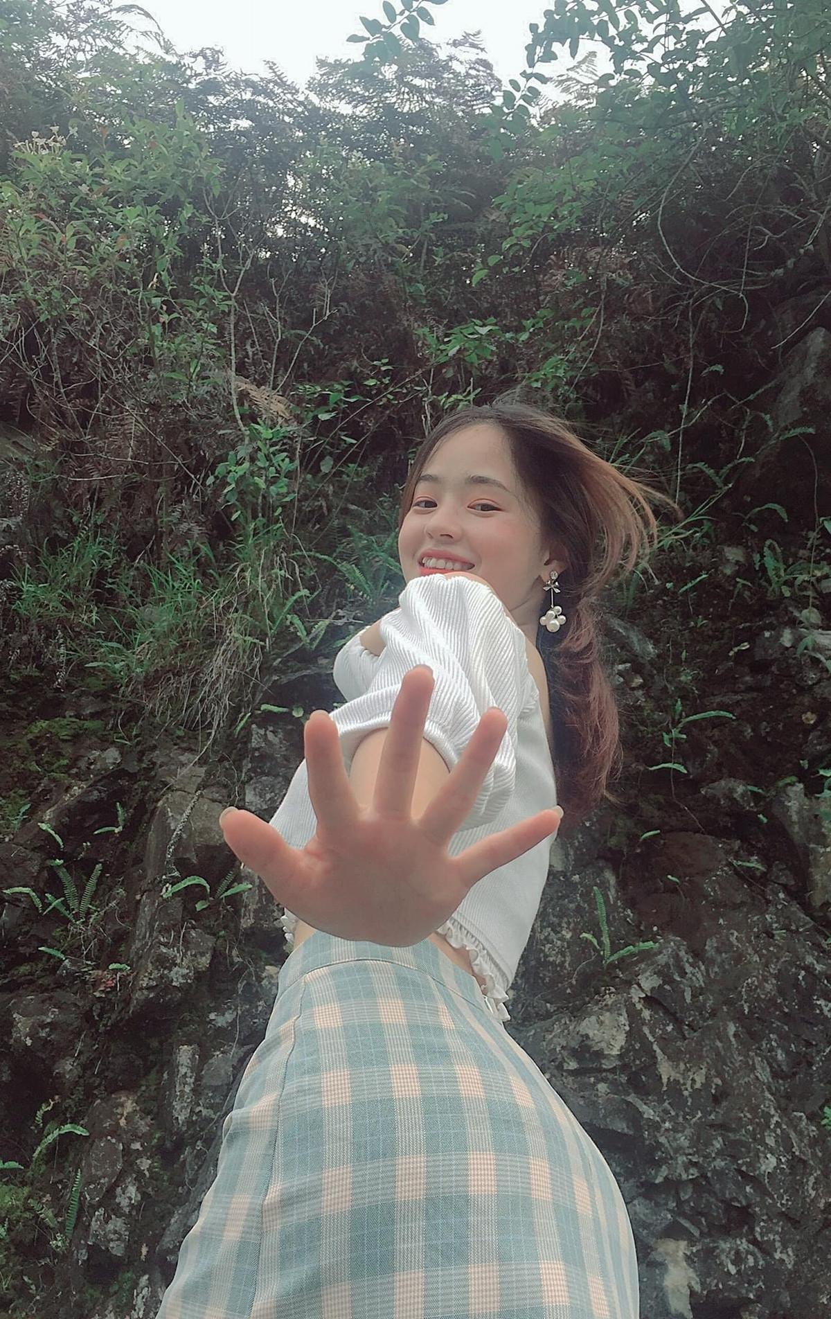 Từ khi nổi tiếng, Vàng Thị Sinh nhận được một số lời mời quảng cáo từ các nhãn hàng, làm người mẫu trong vài clip ngắn.