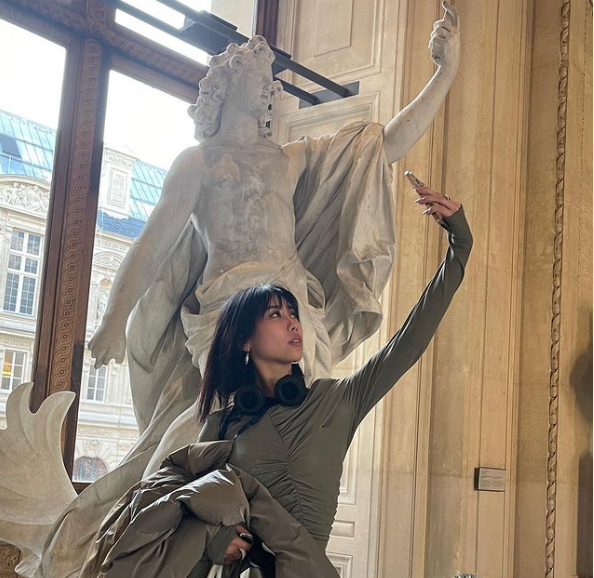 Hot girl 9X được biết đến như một trong những "rich kid" đình đám tại đảo quốc sư tử khi thường xuyên khoe những món đồ đắt tiền, áo quần hàng hiệu... trên trang cá nhân.