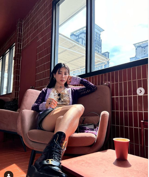 Sinh ra trong gia đình có gia thế "khủng" song Mae Tan rất tự lập. Những món đồ hàng hiệu xa xỉ đều được cô tự sắm bằng tiền kiếm được.