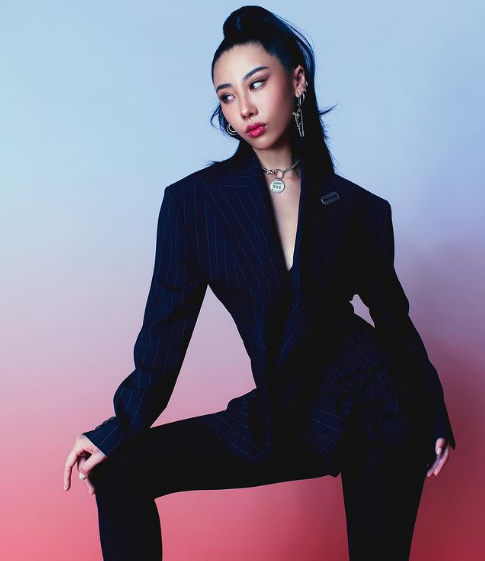 9x rất ưa chuộng những trang phục, phụ kiện đến từ thương hiệu lớn như Hermes, Chanel.