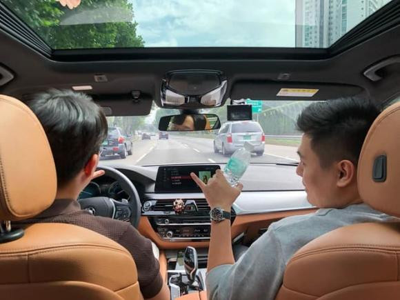 Anh chàng thường xuyên đưa Salim đi du lịch ở khắp mọi nơi.