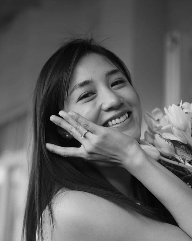 Từ sự kiện đặc biệt này, netizen nhanh chóng tò mò về danh tính của chồng sắp cưới Salim. Được biết, anh chàng là thiếu gia Nguyễn Hải Long, con trai của gia đình sở hữu một tập đoàn may mặc lớn ở Việt Nam.