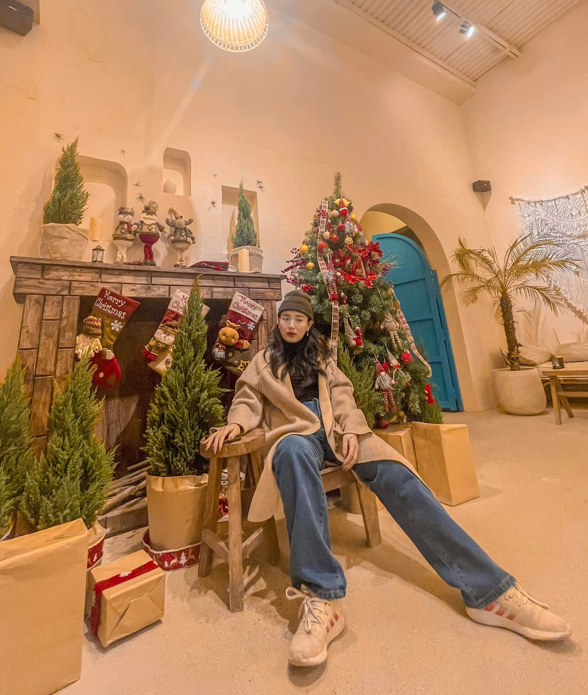 Đặc biệt là sau khi công khai hẹn hò với trưởng nhóm hài Welax thì độ quan tâm của cư dân mạng dành cho Minh Thu càng tăng lên trông thấy.