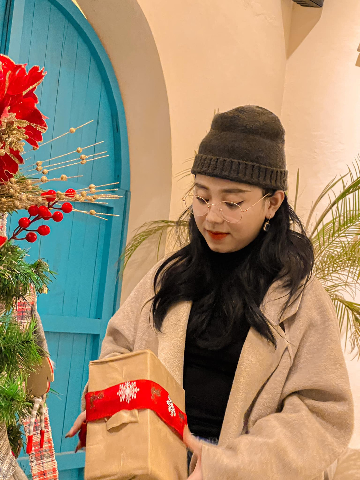 Trên fanpage có hơn 1 triệu người theo dõi, cô giáo Minh Thu cũng khẩn cầu: "Đừng ai đồn tui có em bé nữa. Bé mỡ này tui muốn giấu không cho ai biết được không", hay bày tỏ: "Đồn vậy tội nghiệp con gái nhà người ta lắm trời ơi".