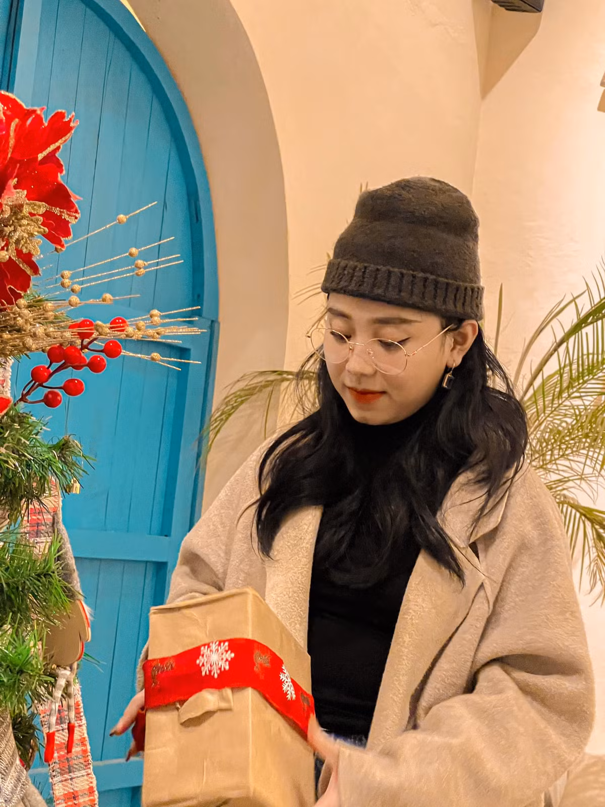 Trên fanpage có hơn 1 triệu người theo dõi, cô giáo Minh Thu cũng khẩn cầu: "Đừng ai đồn tui có em bé nữa. Bé mỡ này tui muốn giấu không cho ai biết được không", hay bày tỏ: "Đồn vậy tội nghiệp con gái nhà người ta lắm trời ơi".