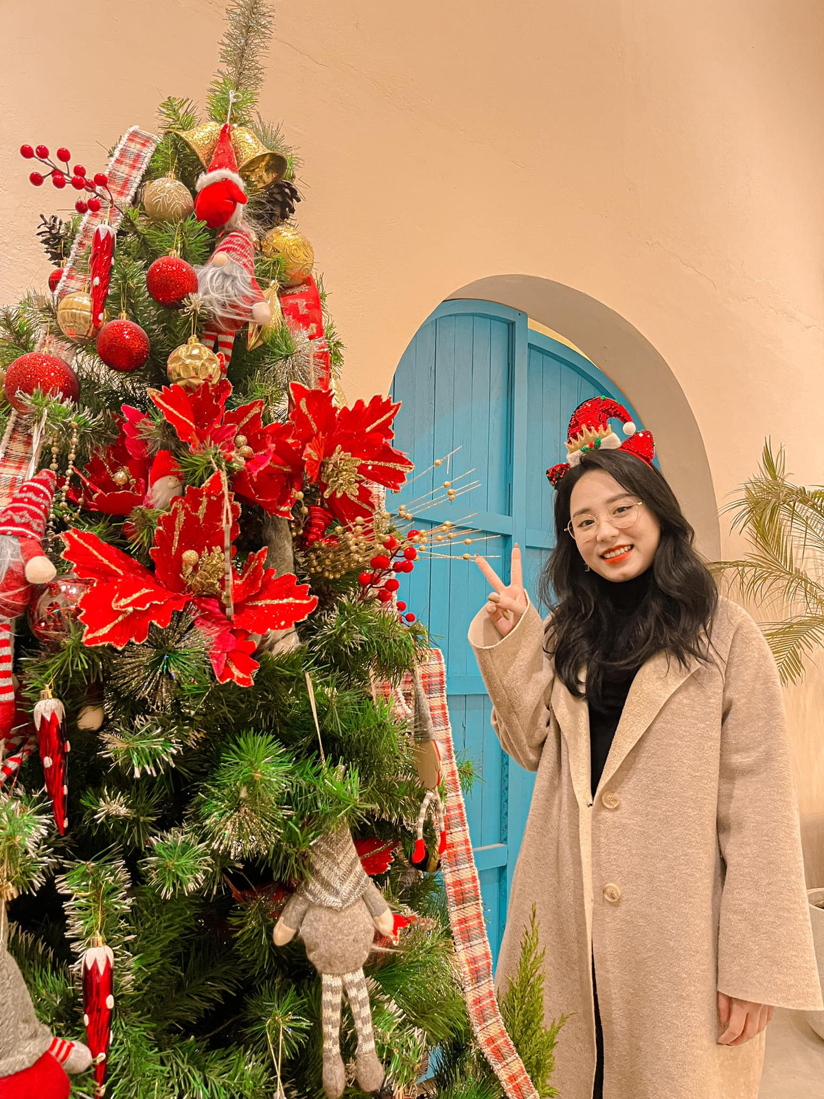 Minh Thu bất ngờ trở thành hiện tượng mạng được nhiều người chú ý chỉ sau một đêm nhờ livestream dạy kiến thức Vật Lý.