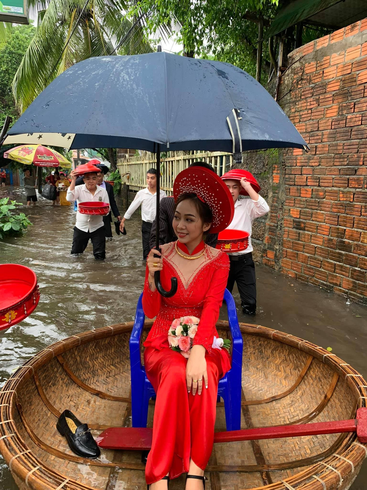 Những hình ảnh về đám cưới mùa lũ tại Quảng Ngãi từng được chia sẻ trên mạng xã hội.